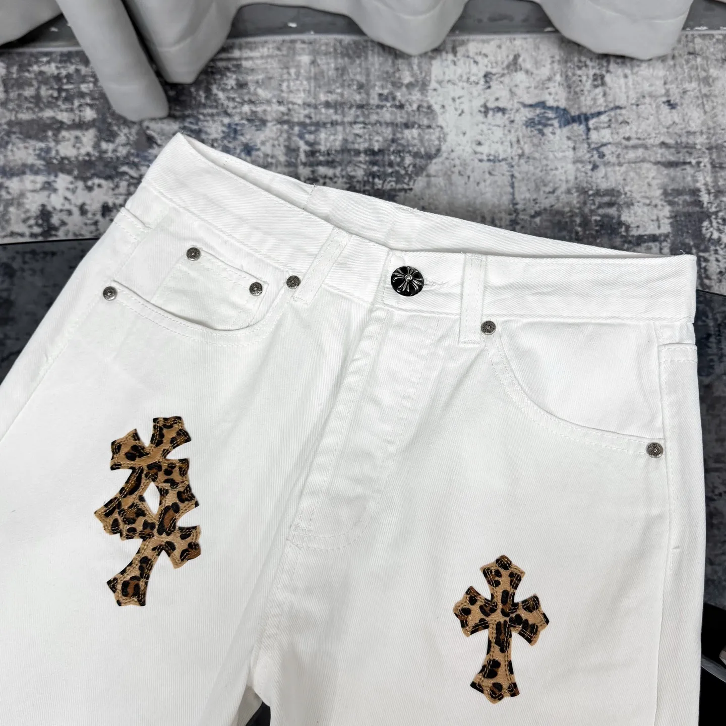 P250 Chrome Hearts Mattyboy graffiti painted leopard print horse hair cross jeans Special Italian cowhide print and cut Customized sheepskin three-layer thick thread leather The whole body is spliced in heavy water washing process Craftsmen hand-splash ink You can see the details Three-dimensional cutting version Loose and comfortable without picking up the figure Make you taller and slimmer Factory Seiko Original quality control Same style for men and women Can be matched with couples Versatile recommendation Necessary jeans for all seasons Color: White Size: 28/30/32/34 Waist: 71/76/81/86 Hips: 95/100/105/110 Pants length: 98/100/102/104